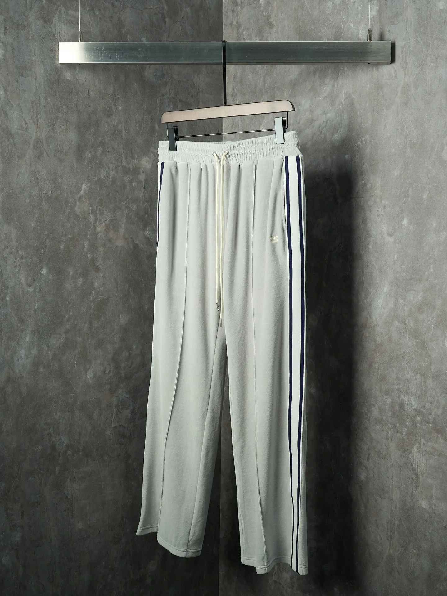 [Real auction] Celine/Celine Arc de Triomphe embroidered straight trousers suit (new color taupe and blue) [In Stock] S M L XL custom-made Yunrou twin velvet matte cotton sateen, soft and waxy touch, close to the skin like a cloud wrap, with taupe blue as the main tone, low-key and rich in content. The iconic CELINE Arc de Triomphe embroidery awakens on the gray fog suede, fully recognizable, and the contrasting ribbons on both sides are sublimated to hold up the tension of the color. The visual impact between movement and movement. The lazy lines of the straight draped version are both rigid and soft. When taken apart, it is a style item. When worn together, it is an atmospheric aesthetic. Complete the ultimate interpretation of the sense of relaxation and luxury. The suit is worn for worry-free wear. It adopts imported machine embroidery technology and uses advanced computer control systems and precise mechanical components to realize the Arc de Triomphe embroidery work. High precision. The lines are smooth and delicate. The fabrics have been washed and have a better hand feel. Not easy to deform, not easy to shrink, not easy to fade. Maintains long-lasting good looks and a great fit